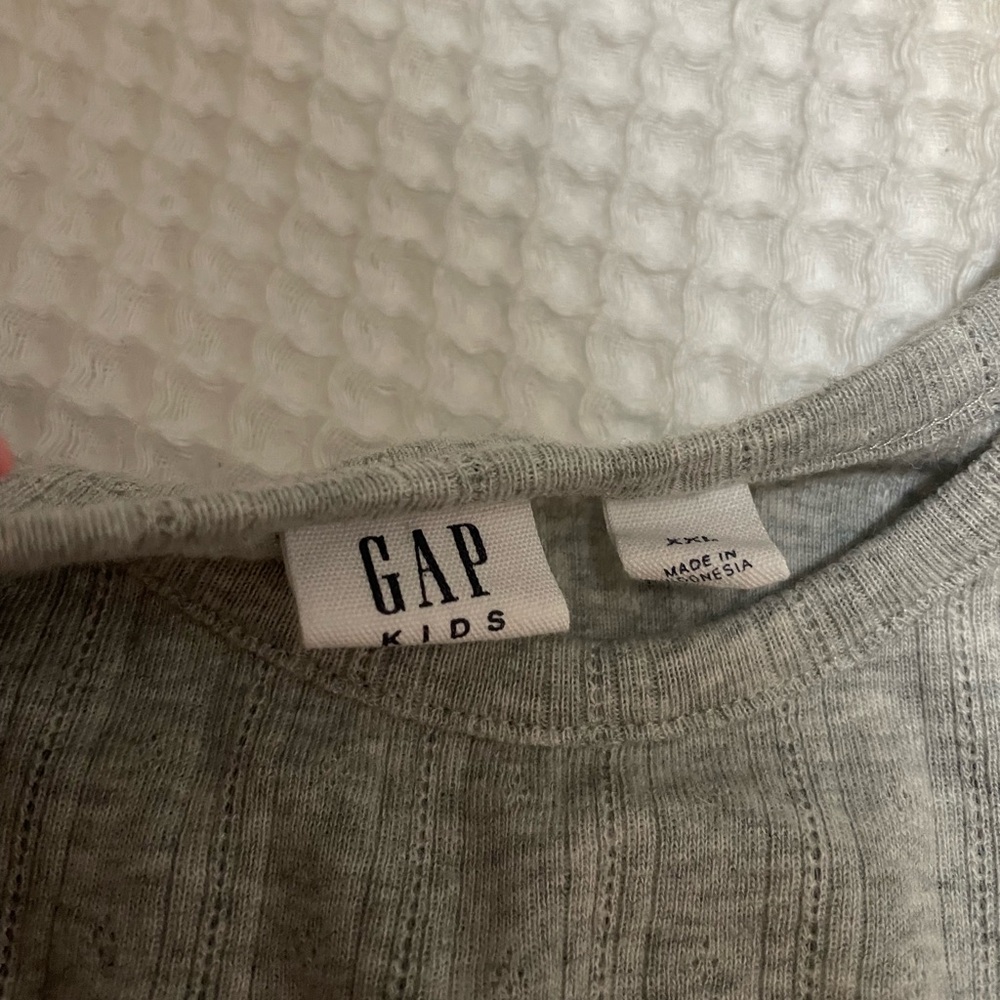 GAP - Gray Ruffle Hem Top - Picture 4 of 5